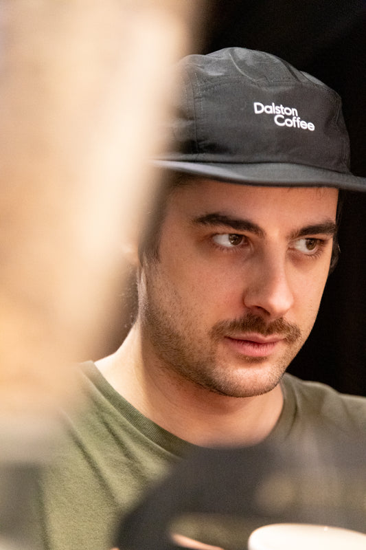 Gorra Dalston Coffee negra hecha con Laser BCN