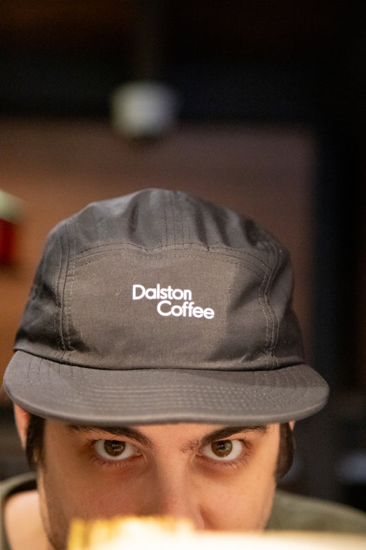 Gorra Dalston Coffee negra hecha con Laser BCN